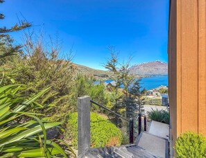 Surrounded by native landscaping with glimpses of Lake Wakatipu beyond - Mountain Lake Vista 3 Bedroom (Queenstown)