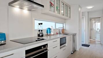 Een koelkast, een microgolfoven, een oven, een kookplaat