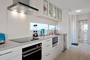 Fridge, microwave, oven, stovetop - Remarkable VIEWS, 2 Bedrooms & BIG DECK! (Queenstown)