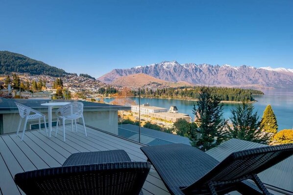 Outdoor dining - Remarkable VIEWS, 2 Bedrooms & BIG DECK! (Queenstown)