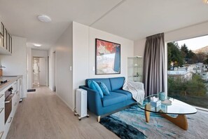 TV - Remarkable VIEWS, 2 Bedrooms & BIG DECK! (Queenstown)