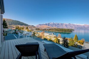 Outdoor dining - Remarkable VIEWS, 2 Bedrooms & BIG DECK! (Queenstown)