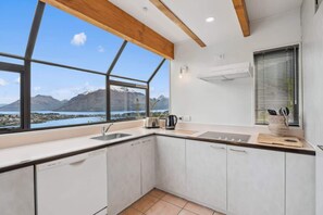 Fridge, microwave, oven, stovetop - Remarkable Views on Stone Ridge! (Queenstown)