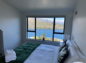 3 habitaciones, escritorio y tabla de planchar con plancha 