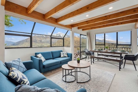 TV, fireplace, offices. Remarkable Views on Stone Ridge!