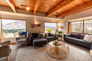 テレビ、暖炉、書斎 / ワークスペース