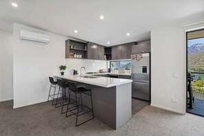 Fridge, microwave, oven, stovetop - Remarkable Lake View (Queenstown)