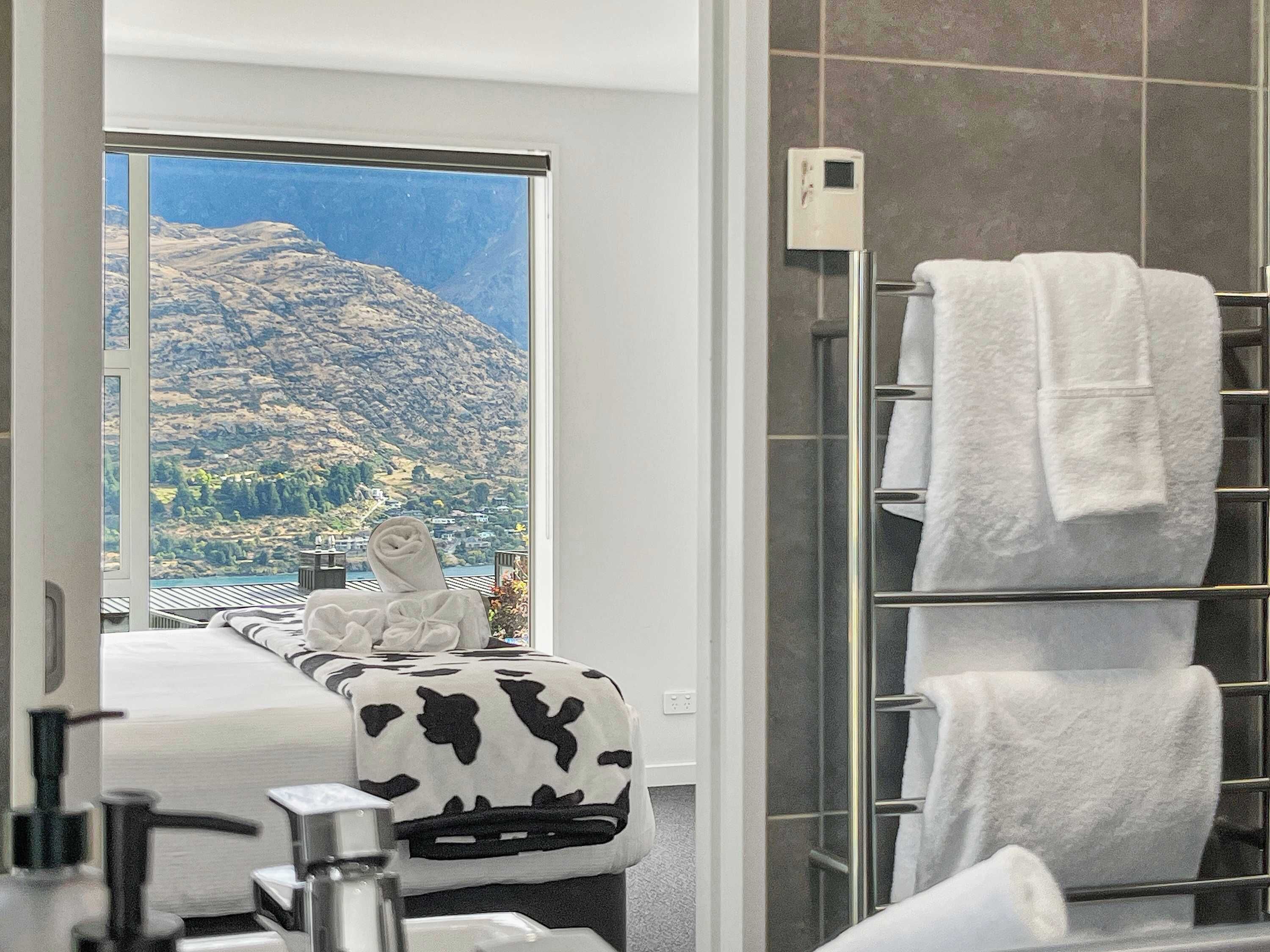 4 habitaciones, tabla de planchar con plancha, cuna de viaje y wifi 