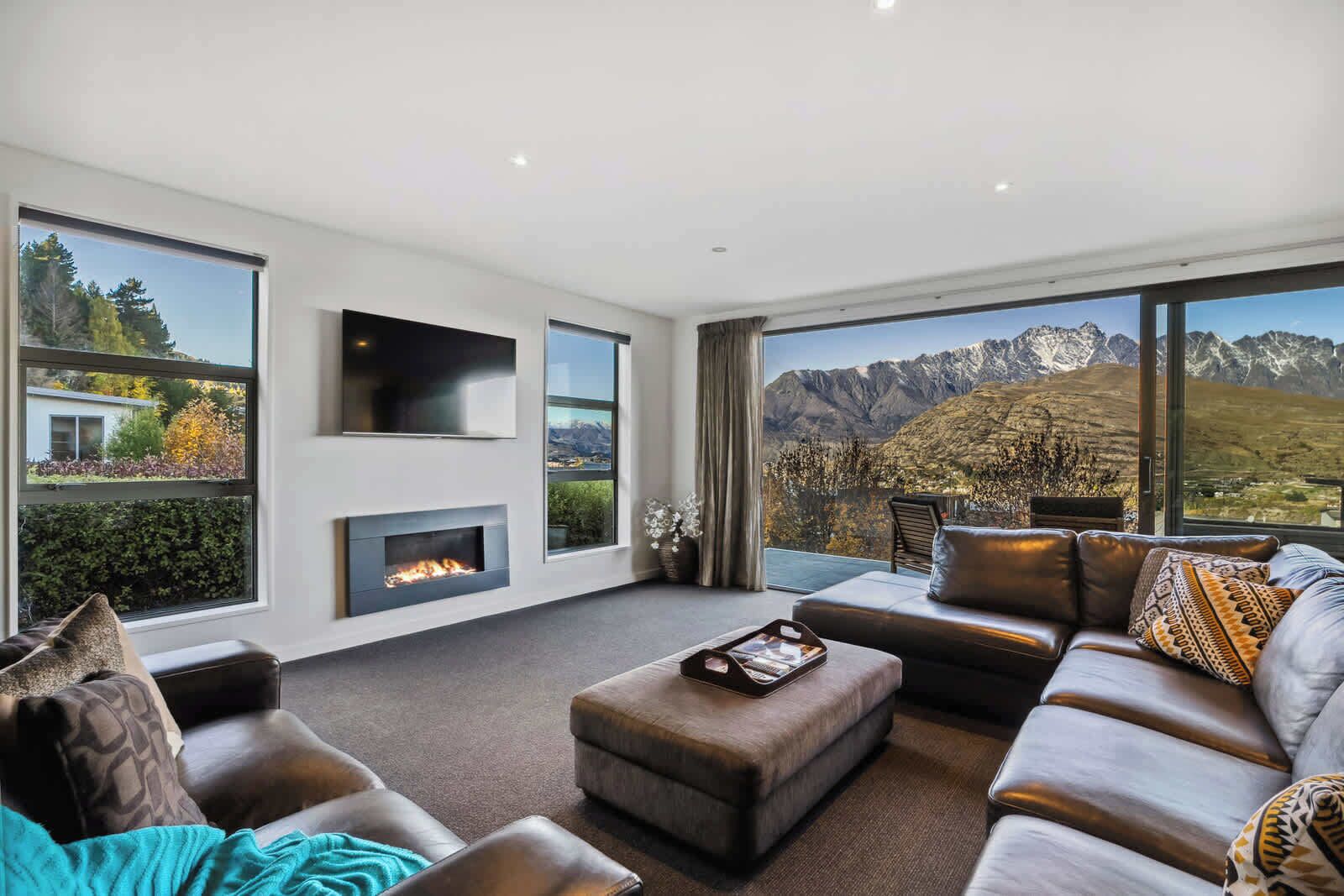 Televisio, takka, työhuone