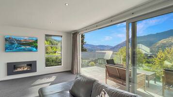 Televisión, chimenea y oficina