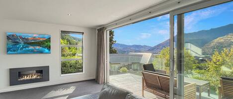 Télévision, cheminée, espaces bureaux