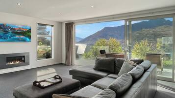 Televisión, chimenea y oficina