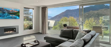 Télévision, cheminée, espaces bureaux