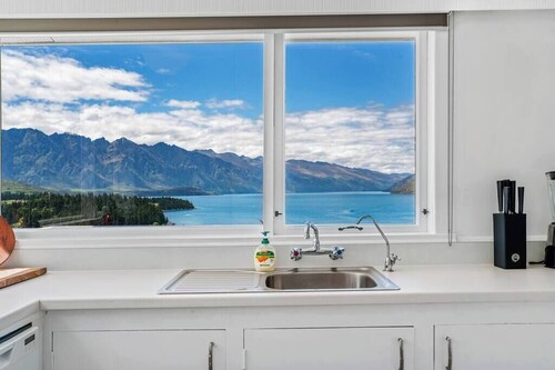 Awesome Views, Walk To Town, 6 beds, 2 bath