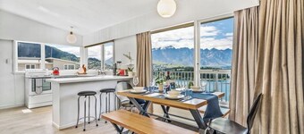 Awesome Views, Walk To Town, 6 beds, 2 bath