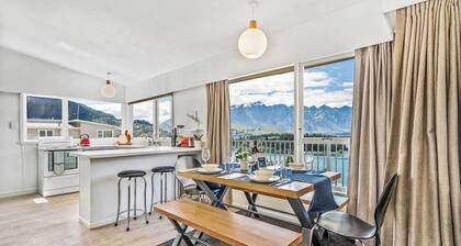 Awesome Views, Walk To Town, 6 beds, 2 bath