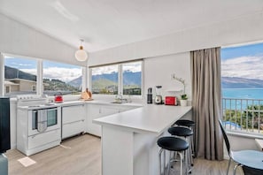Fridge, microwave, oven, stovetop - Awesome Views, Walk To Town, 6 beds, 2 bath (Queenstown)