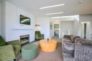 Fernseher, Kamin, Arbeitsbereiche