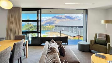 TV, fireplace, offices