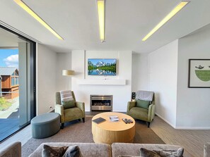 TV, fireplace, offices - Lake Views & a quick walk to town! (Queenstown)