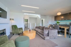 Fernseher, Kamin, Arbeitsbereiche