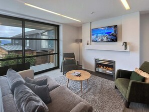 TV, fireplace, offices - Terrace Apartment 7 With Mountain Views (Queenstown)