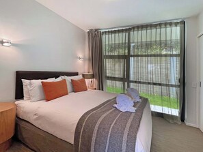 2 bedrooms, iron/ironing board, travel cot, WiFi - Terrace Apartment 7 With Mountain Views (Queenstown)