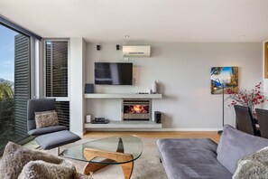 Televisión, chimenea y oficina 