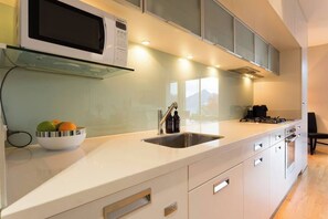 Réfrigérateur, four à micro-ondes, un four, surface de cuisson