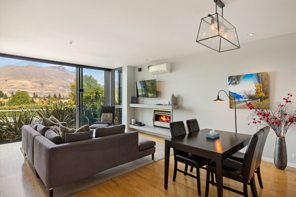 Televisión, chimenea y oficina 