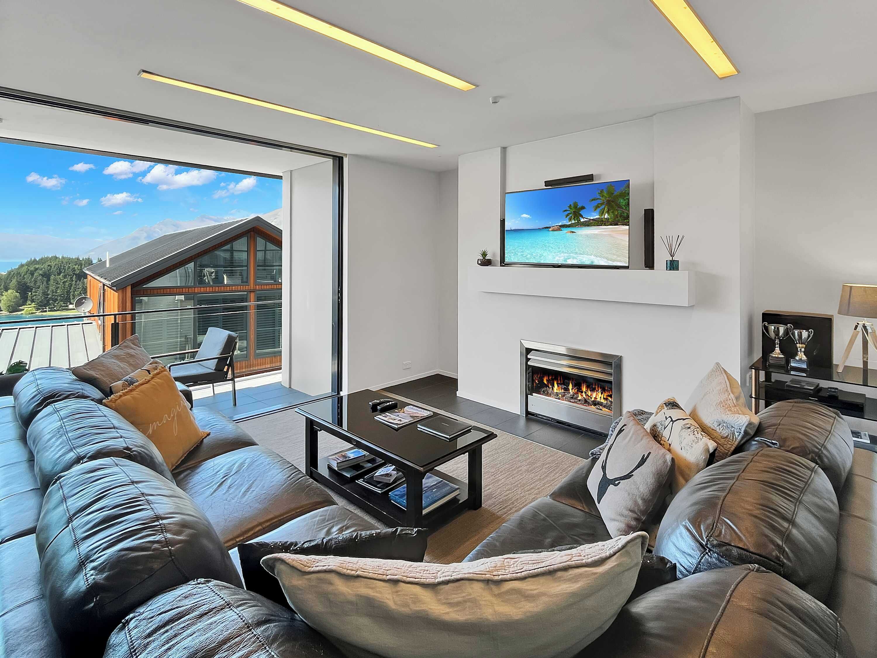 Télévision, cheminée, espaces bureaux