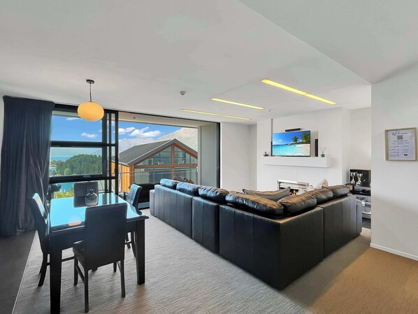 Televisión, chimenea y oficina 