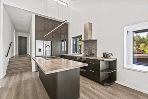 Fridge, microwave, oven, stovetop - Lakeview Paradise On Wynyard (Queenstown)
