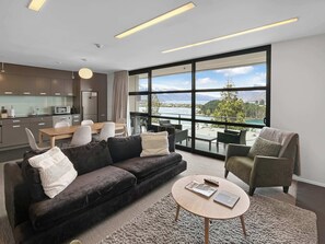 Fernseher, Kamin, Arbeitsbereiche