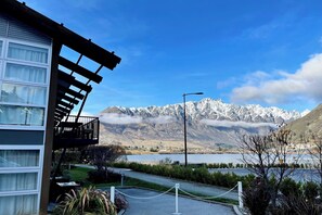 المنطقة المحيطة بالمنشأة