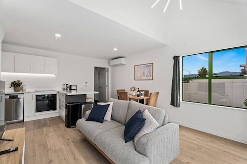 Beautiful Apartment, Sleeps 4, Close Town & Ski