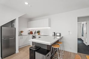 Fridge, microwave, oven, stovetop - Beautiful Apartment, Sleeps 4, Close Town & Ski (Queenstown)