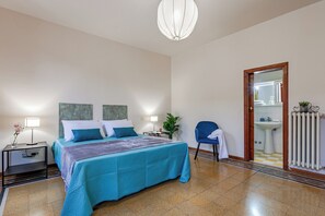 5 habitaciones, caja de seguridad en la habitación y escritorio 