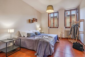 5 bedrooms, in-room safe, desk, iron/ironing board