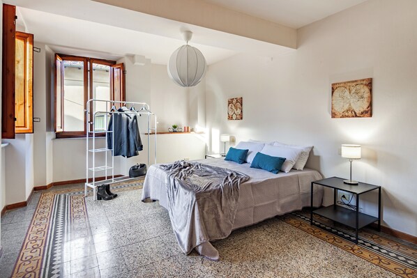 5 habitaciones, caja de seguridad en la habitación y escritorio 