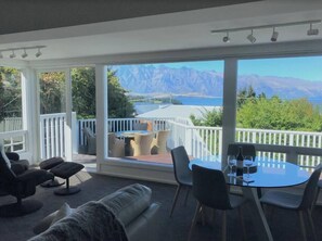 Outdoor dining - Cosy Retreat with Fabulous Views & Deck (Queenstown)