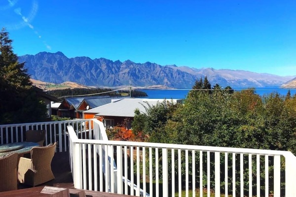 Stunning views over Lake Wakatipu and the Remarkable Mountains range. Enjoy the fabulous large deck while you relax on the large dining chairs.