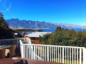 Property grounds - Cosy Retreat with Fabulous Views & Deck (Queenstown)