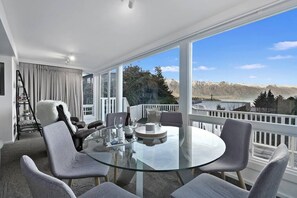 Dining - Cosy Retreat with Fabulous Views & Deck (Queenstown)