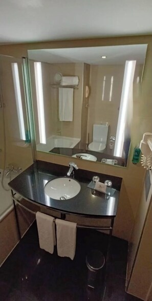 Séchoir à cheveux, bidet, serviettes fournies, savon