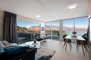 TV - Spectacular VIEWS, 2 Bedrooms & BIG DECK! (Queenstown)