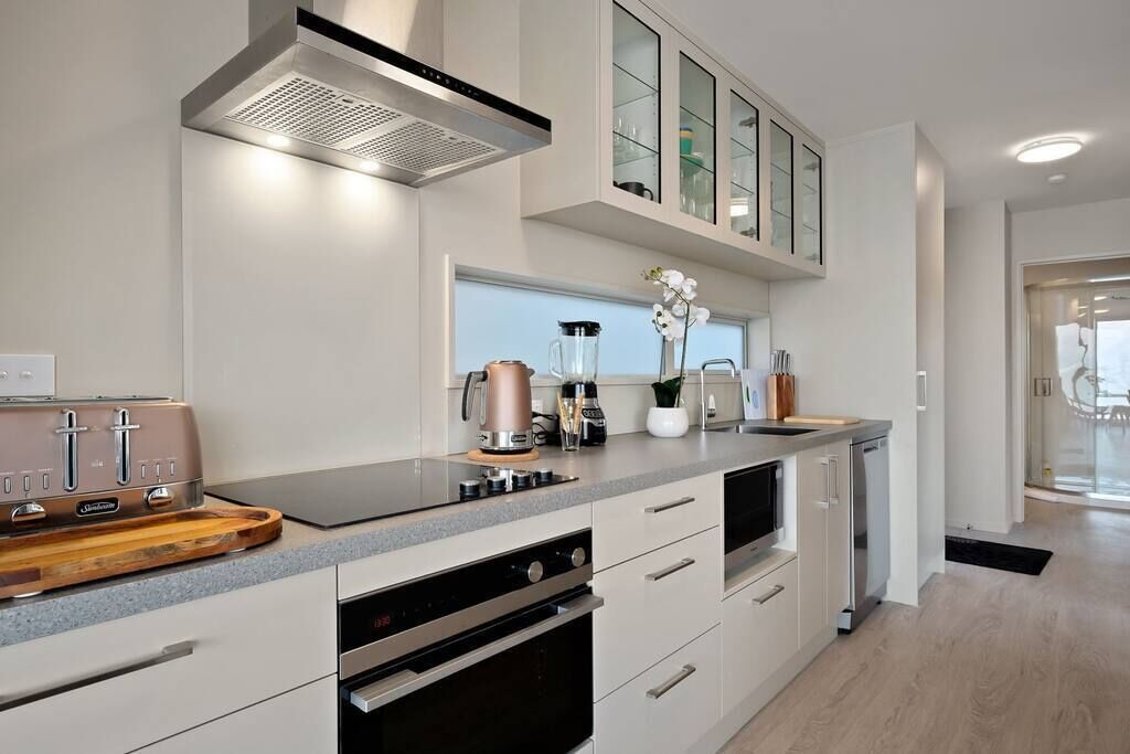 Fridge, microwave, stovetop, dishwasher