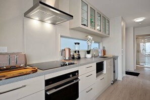 Fridge, microwave, stovetop, dishwasher - Spectacular VIEWS, 2 Bedrooms & BIG DECK! (Queenstown)