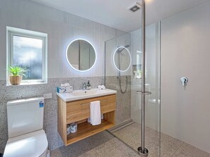 Een douche, een haardroger, handdoeken