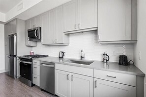 Apartamento superluxo, sacada, vista para a cidade | Cozinha compartilhada | Geladeira grande, micro-ondas em uma área comum, fogão, cooktop